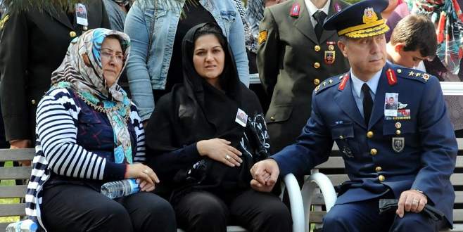 Hamile eşinden şehide zor veda