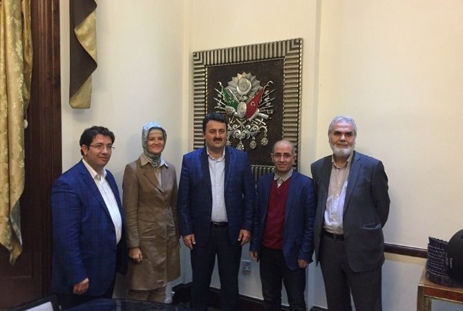 AK Parti İngiltere Seçim Koordinasyon Merkezi tarafından düzenlenen toplantıya katılan