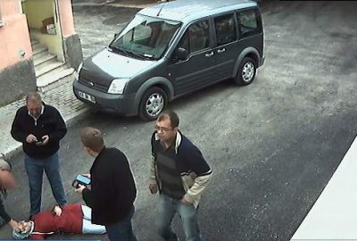 Tacize uğrayan genç kız yol ortasında bayıldı