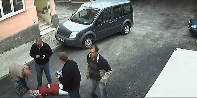 Tacize uğrayan genç kız yol ortasında bayıldı