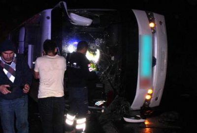 Yolcu otobüsü devrildi: En az 20 yaralı