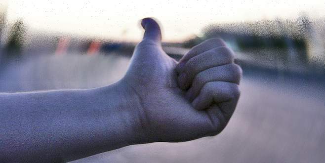 İyilik yapmak istedi, bıçaklandı ve otomobilinden oldu