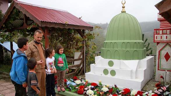 Çocuklar için Kabe ve Yeşil Kubbe’nin minyatürlerini yaptı