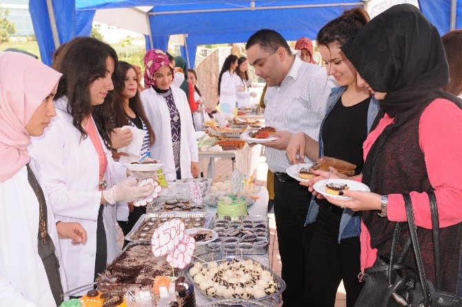 Üniversiteli Öğrencilerden Kermes