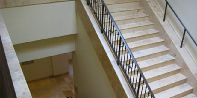 Merdivenlerden düşerek hayatını kaybetti