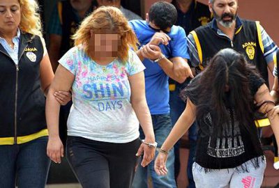 Hamile kadını çocuklarıyla tehdit edip fuhuş yaptırdılar