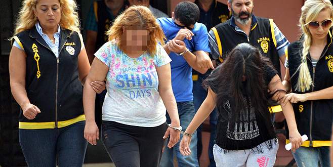 Hamile kadını çocuklarıyla tehdit edip fuhuş yaptırdılar