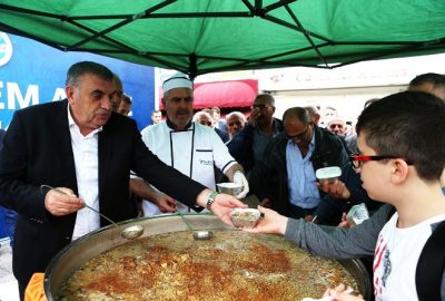 Başkan Toçoğlu Vatandaşlara Aşure İkramında Bulundu