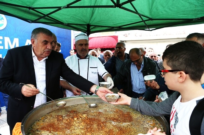 Başkan Toçoğlu Vatandaşlara Aşure İkramında Bulundu