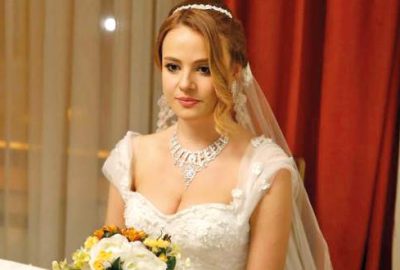 Yeniden gelinlik giydi