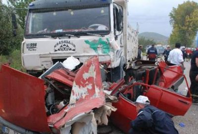 Araç paramparça oldu: 2 ölü!