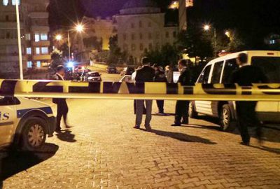 Kendilerini durduran polisi otomobille kaçırdılar