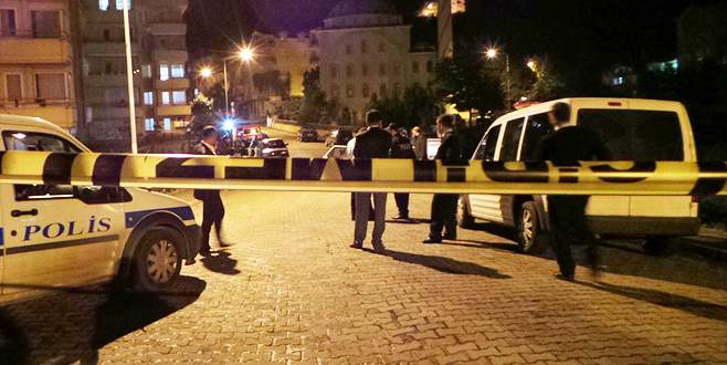 Kendilerini durduran polisi otomobille kaçırdılar