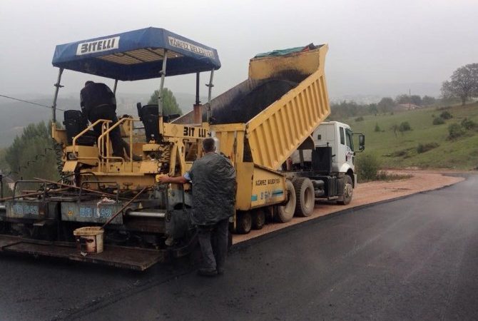 Körfez Belediyesi’nin İlimtepe mahallesinde bin metrekarelik alanda asfalt çalışması yaptı.