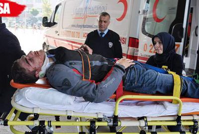 Traktöre çarpan motosiklet sürücüsünü kaskı kurtardı