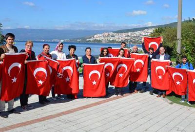 Gemlik Kent Konseyi 7 bin Türk Bayrağı dağıttı