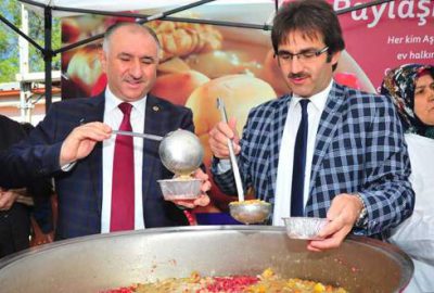 Başkanlar aşure dağıttı
