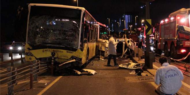 Metrobüsle araç kafa kafaya çarpıştı: 5 ölü 5 yaralı
