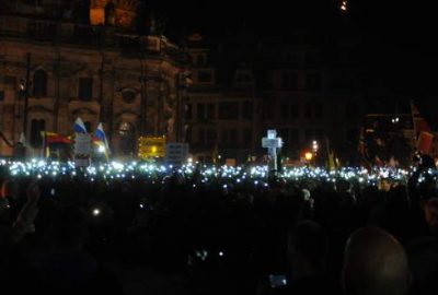 Yabancı ve İslam karşıtları yine toplandı