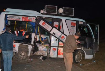 CHP’li kadınları taşıyan minibüs kaza yaptı: 19 yaralı