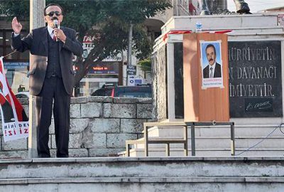 Bir kişi dinliyordu, o da yarıda bıraktı