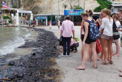 Ünlü plaj siyaha boyandı