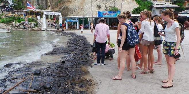 Ünlü plaj siyaha boyandı