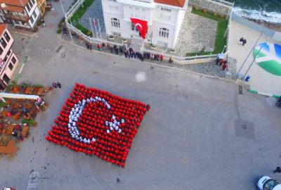 Mütareke binası önünde 330 kişiden Türk bayrağı