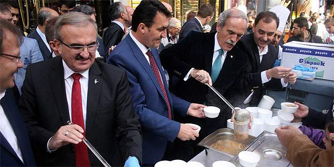 Çarşı esnafı 10 bin kişiye aşure dağıttı