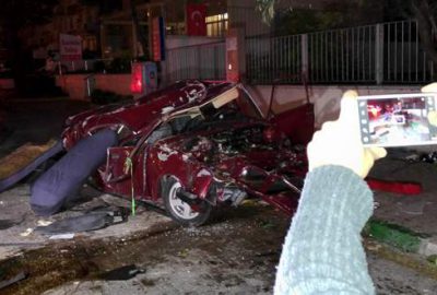 Hurdaya dönen araçtan hafif sıyrıklarla kurtuldular!