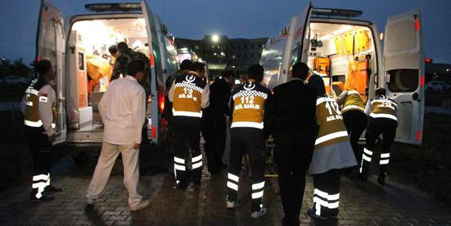 Askeri araç devrildi: 6 yaralı