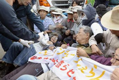 Yaşlı Japonlar yerde sürüklendi