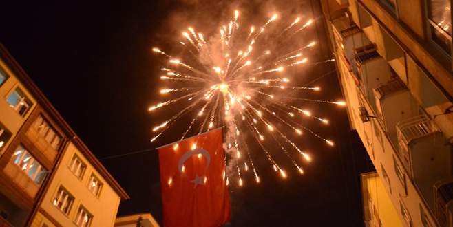 Bursalılar cumhuriyet kutlamalarında geceyi aydınlattı
