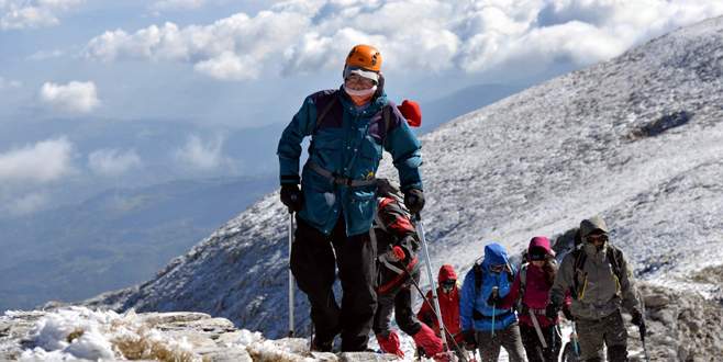Koltuk değnekli dağcı Uludağ’ın zirvesine tırmandı