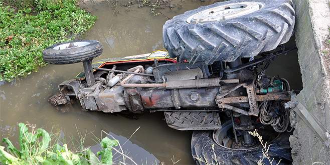 Devrilen traktörün altında kalan sürücü öldü