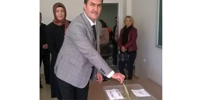 Başkan Dündar, oyunu kullandı