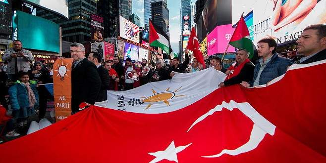 Times Meydanı’nda zafer kutlaması