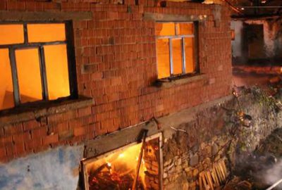 Şarja takılı cep telefonu yangın çıkardı!