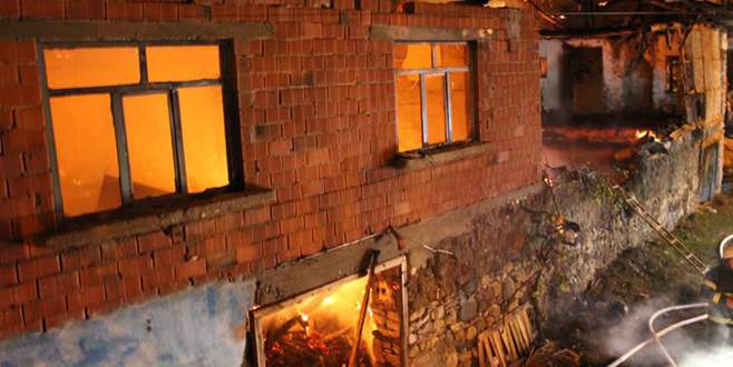 Şarja takılı cep telefonu yangın çıkardı!