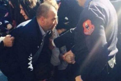 Arnavutluk Başbakanı’na öğrencilerden yumurtalı saldırı