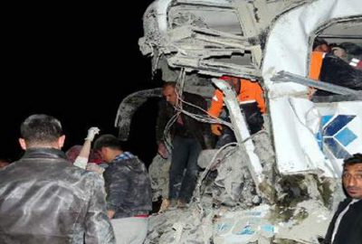 Otobüs çimento yüklü TIR’a çarptı: 3 ölü, 24 yaralı