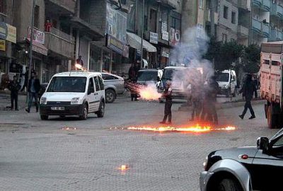 Vatandaşlar, göstericileri taş ve sopalarla kovaladı