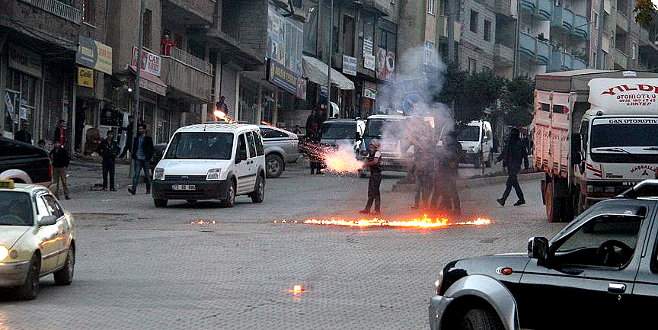 Vatandaşlar, göstericileri taş ve sopalarla kovaladı