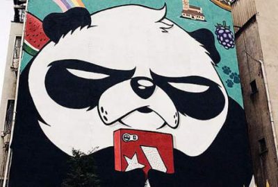 İstanbul sokaklarına ‘kızgın pandalar’ çiziyor