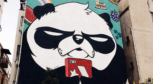 İstanbul sokaklarına ‘kızgın pandalar’ çiziyor