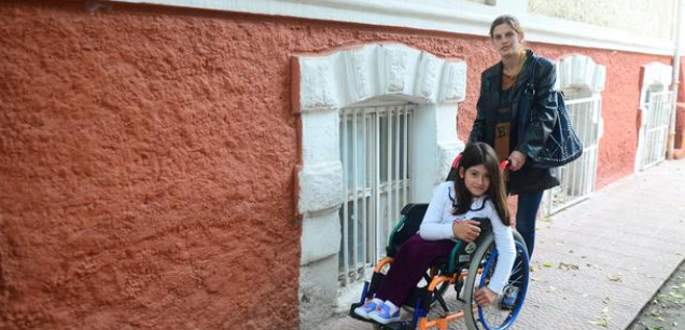 Kızının eğitimi için ‘engel’ tanımıyor