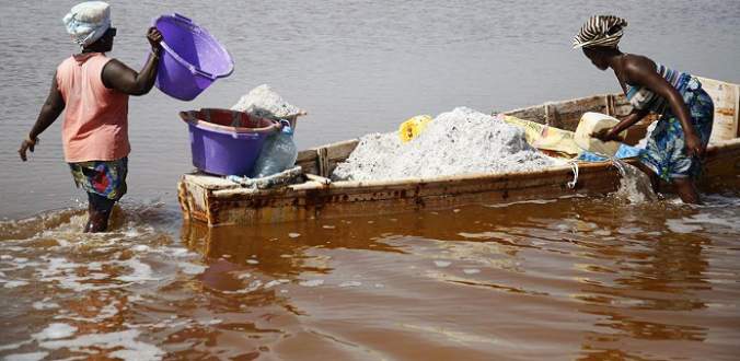Afrikalı kadınlar ekmeğini ‘tuzdan’ çıkarıyor