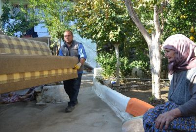 Başkan Toyran, Yaşlı Kadına Yardım Eli Uzattı