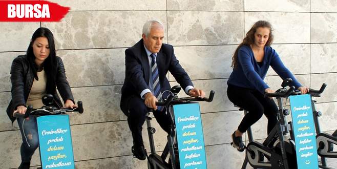 Hem spor yapıp hem de telefonlarını şarj ediyorlar