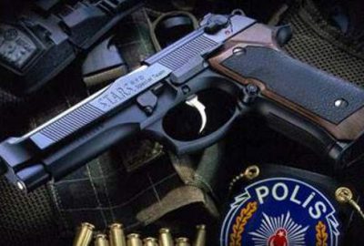 Polis, silahıyla oynarken meslektaşını vurdu